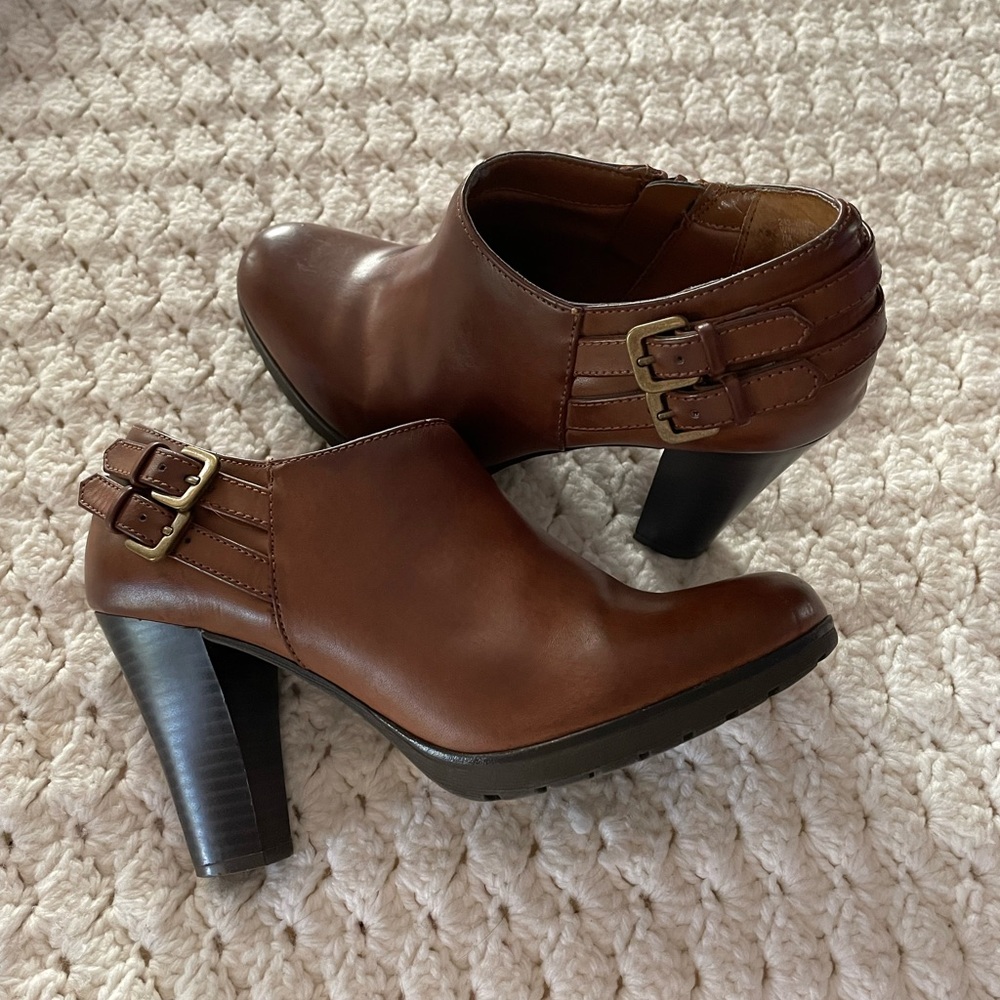 White Mountain booties size 7